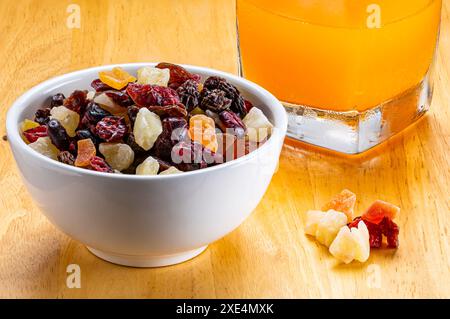 Primo piano di frutta tropicale secca in una ciotola di ceramica bianca. Foto Stock