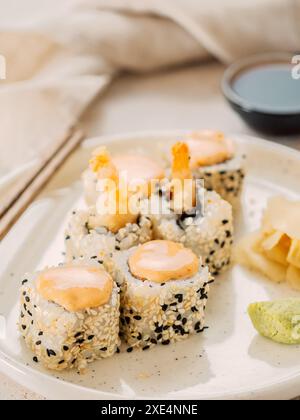 Sushi maki con pasta di gamberi tempura Foto Stock