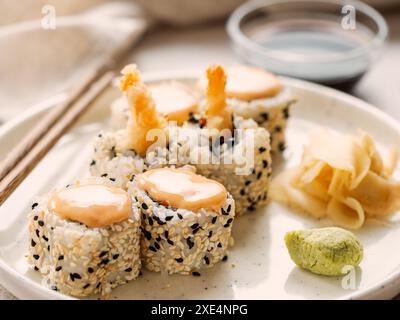 Sushi maki con pasta di gamberi tempura Foto Stock