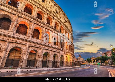 Roma Italia tramonto sullo skyline della città al Colosseo di Roma Foto Stock