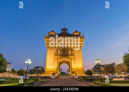 Vientiane Laos, skyline notturno della città a Patuxai (Patuxay), il punto di riferimento più famoso di Vientiane Foto Stock