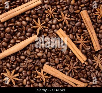 Chicchi di caffè tostati, bastoncini di cannella e anice stellato, full frame Foto Stock