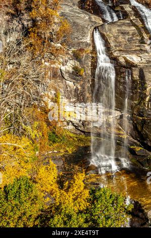 Whitewater Falls, North Carolina, USA nella stagione autunnale Foto Stock