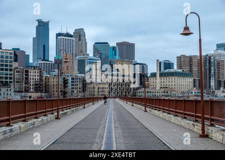 Foto dello skyline del centro di Minneapolis, Minnesota, inizio primavera Foto Stock