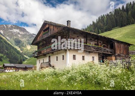 Geografia / viaggi, Austria, Old Hill Farm nel villaggio di Innervillgraten, Villgratental, ULTERIORI DIRITTI-CLEARANCE-INFO-NON-DISPONIBILI Foto Stock