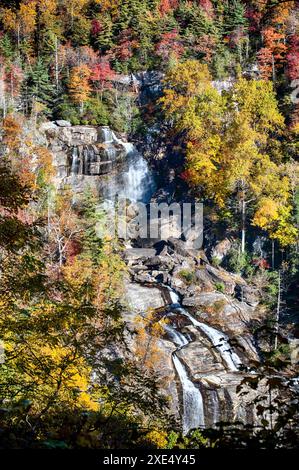 Whitewater Falls, North Carolina, USA nella stagione autunnale Foto Stock