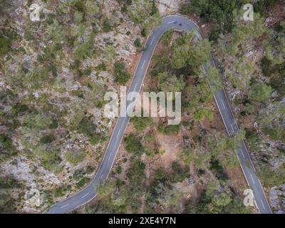 I ciclisti salgono lungo la strada di lluc Foto Stock