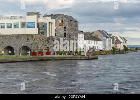 Museo della città di Galway e archi spagnoli Foto Stock