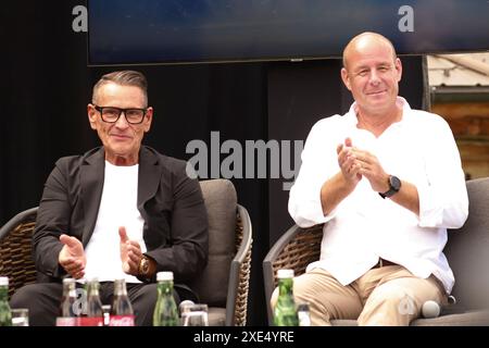 Klaus Leutgeb e Klaus Hofstätter bei der Pressekonferenz zum apertura sci Schladming-Dachstein 2024 e dem Grand Festival auf der Schnepf'n Alm. Schladming, 24.06.2024 anni Foto Stock