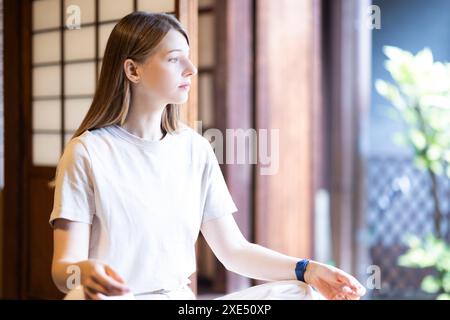 Stranieri seduti sui loro fianchi Foto Stock