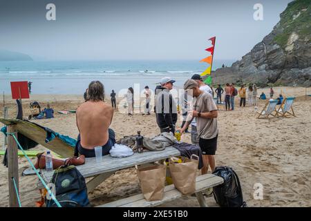 Persone in attesa dell'inizio della gara di surf Sand Bandit Showdown al GT Western Beach di Newquay in Cornovaglia nel Regno Unito. Foto Stock