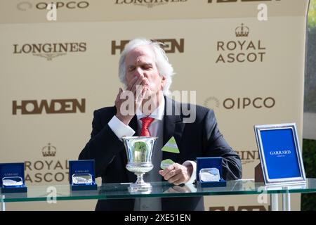 Ascot, Regno Unito. 22 giugno 2024. L'attore, regista, produttore e autore di Hollywood Henry Winkler ha presentato oggi i vincitori delle Jersey Stakes al Royal Ascot. La gara fu vinta dal cavallo Haatem guidato dal fantino James Doyle. Proprietario della Wathnan Racing, allenatore Richard Hannon. Crediti: Maureen McLean/Alamy Foto Stock