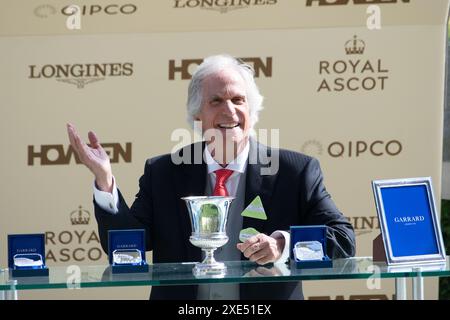 Ascot, Regno Unito. 22 giugno 2024. L'attore, regista, produttore e autore di Hollywood Henry Winkler ha presentato oggi i vincitori delle Jersey Stakes al Royal Ascot. La gara fu vinta dal cavallo Haatem guidato dal fantino James Doyle. Proprietario della Wathnan Racing, allenatore Richard Hannon. Crediti: Maureen McLean/Alamy Foto Stock