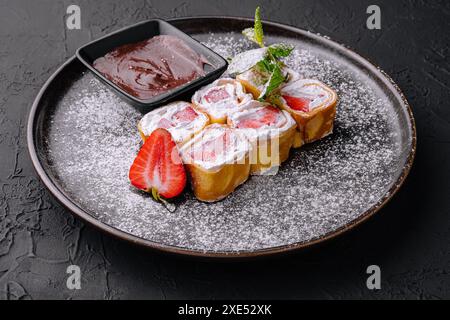 Pancake con panna montata e fragole Foto Stock