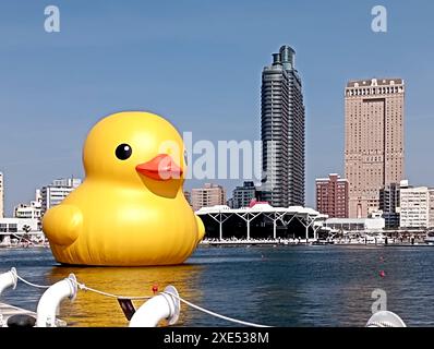 Kaohsiung, Taiwan, 2 febbraio 2024: Mostra d'arte Florentine Hoffman's Two Ducks. , è diventata un'ar Foto Stock