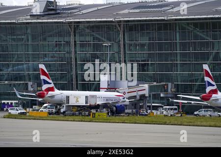 Foto del file del 09/08/21 di un aereo della British Airways al Terminal 5 dell'aeroporto di Heathrow, Londra. La British Airways si è scusata con i passeggeri dopo che un "guasto tecnico temporaneo" ha interrotto il sistema bagagli dell'aeroporto di Heathrow. Data di pubblicazione: Mercoledì 26 giugno 2024. Foto Stock