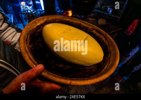 Produzione giornaliera di burro alpino a Karseggalm, Großarl, Salisburgo, Austria Foto Stock
