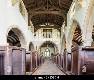 L'interno della St Michael and All Angels Church, Linton Falls, Yorkshire Dales National Park risale al XII secolo. Foto Stock