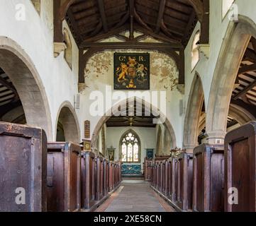 L'interno della St Michael and All Angels Church, Linton Falls, Yorkshire Dales National Park risale al XII secolo. Foto Stock