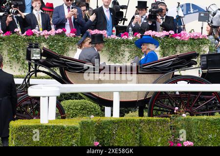 Ascot, Regno Unito. 18 giugno 2024. Il re e la regina Camilla arrivano all'ippodromo di Ascot nella processione reale il primo giorno della Royal Ascot. Crediti: Maureen McLean/Alamy Foto Stock