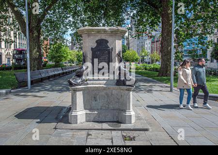 Il plinto della statua rovesciata di Edward Colston un commerciante di schiavi del 17th secolo. La parola eretto alterato a rifiutato. Città di Bristol, Inghilterra, Regno Unito Foto Stock