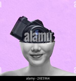 Un volto di donna con una telecamera dentro la testa su uno sfondo colorato. Arte collage Foto Stock