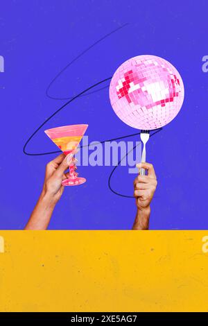 Grafica di tendenza composita immagine di schizzo 3D collage di feste spensierate due mani sembrano tenere la forcella sfera da discoteca bicchiere retrò drink cocktail Foto Stock