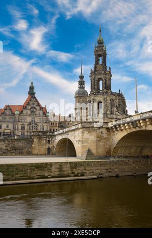 Cattedrale della Santissima Trinità e ponte di Carola vista dal fiume Elba, Dresda, Sassonia, Germania Foto Stock