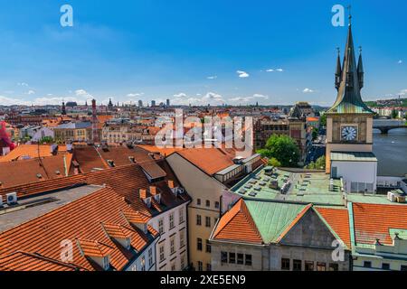 Praga Repubblica Ceca, vista ad angolo alto skyline della città presso la Torre dell'Orologio e il fiume Moldava, Czechia Foto Stock