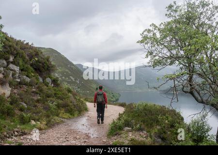 Camminata lungo il percorso circolare intorno al parco nazionale di cairngorms, in Scozia. Foto Stock