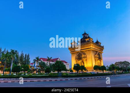 Vientiane Laos, skyline notturno della città a Patuxai (Patuxay), il punto di riferimento più famoso di Vientiane Foto Stock