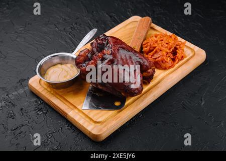 Gustosissime noci di maiale al forno su tavola di legno Foto Stock