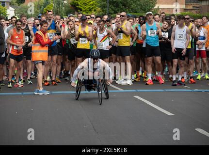 Leamington Spa mezza maratona, gara di partenza per concorrenti in sedia a rotelle, Warwickshire, Regno Unito Foto Stock