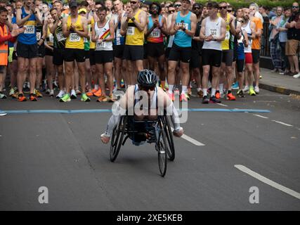 Leamington Spa mezza maratona, gara di partenza per concorrenti in sedia a rotelle, Warwickshire, Regno Unito Foto Stock