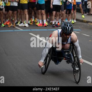 Leamington Spa mezza maratona, gara di partenza per concorrenti in sedia a rotelle, Warwickshire, Regno Unito Foto Stock