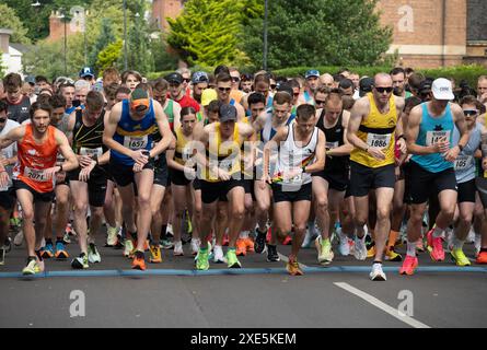 Partenza della mezza maratona di Leamington Spa, Warwickshire, Regno Unito Foto Stock