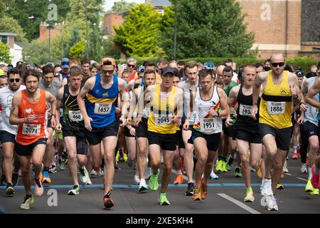 Partenza della mezza maratona di Leamington Spa, Warwickshire, Regno Unito Foto Stock