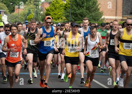 Partenza della mezza maratona di Leamington Spa, Warwickshire, Regno Unito Foto Stock