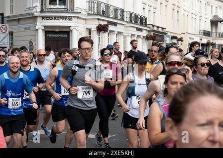 Corridori che iniziano la mezza maratona di Leamington Spa, Warwickshire, Regno Unito Foto Stock