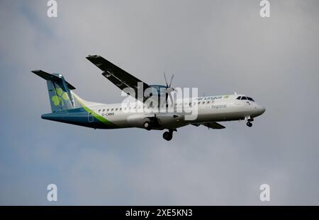 Aer Lingus Regional ATR 72-600 atterraggio all'aeroporto di Birmingham, Regno Unito (G-CMMN) Foto Stock