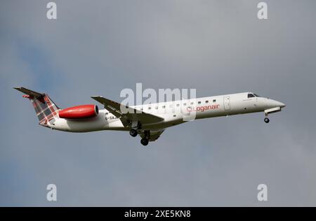 Loganair Embraer ERJ-145EP atterrando all'aeroporto di Birmingham, Regno Unito (G-SAJI) Foto Stock