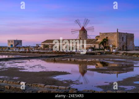 Vista del mulino a vento e del museo di sale di Paceco al tramonto Foto Stock
