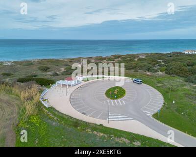 Camper parcheggiato in un parcheggio circolare a Eden Beach, sulla costa settentrionale della Sardegna Foto Stock