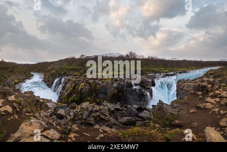 Pittoresca cascata Hlauptungufoss vista autunno. Stagione che cambia nelle Highlands meridionali dell'Islanda. Foto Stock