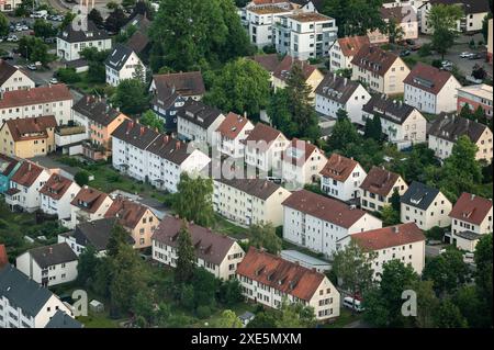 SYMBOL - 13 giugno 2024, Baden-Württemberg, Rottweil: Edifici residenziali in una zona residenziale vicino a Rottweil. Foto: Silas Stein/dpa Foto Stock