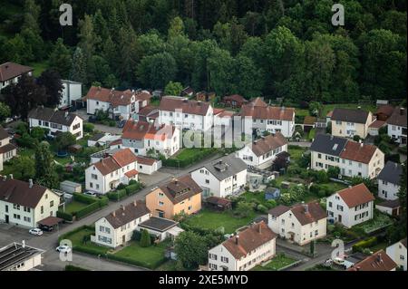 SYMBOL - 13 giugno 2024, Baden-Württemberg, Rottweil: Edifici residenziali in una zona residenziale vicino a Rottweil. Foto: Silas Stein/dpa Foto Stock