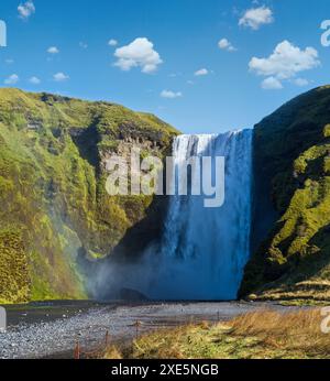 Pittoresco pieno di acqua grande cascata Skogafoss vista autunno, sud-ovest Islanda. Foto Stock