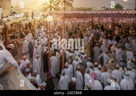 Mercato tradizionale del bestiame nel suq di Nizwa. Venerdì mattina le persone si riuniscono al mercato di Nizwa prima di Eid. Conosciuto anche come mercato del venerdì e souq hapta. Foto Stock