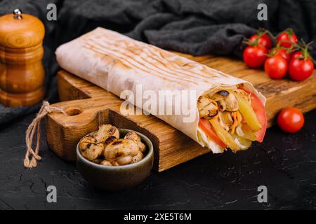 Shawarma rustico con patatine fritte, funghi, pollo nel pane pita Foto Stock