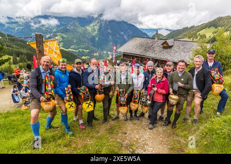 Festeggiamenti in occasione dell'anniversario dell'estate alpina di Salisburgo sul Maurachalm. Auhofalmweg, Großarl, Salisburgo, Austria Foto Stock